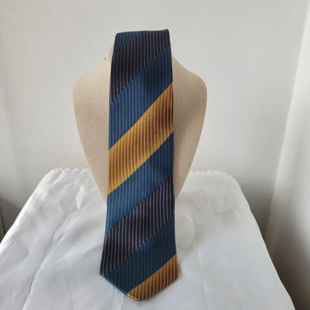 Ungaro Paris 100% Silk Men's Tie Necktie - Made in Italy